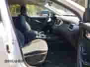 2017 Kia Sorento LX z VIN 5XYPG4A34HG250213, wystawiony jako IAAI lot #43277308 z przebiegiem 73 350 mil mil oraz . Historia ofert i sprzedaży dostępna na DreamBid. Obrazek 5.