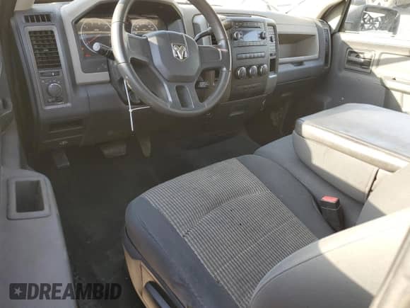 2011 Ram 1500 ST z VIN 3D7JB1EK3BG504495, wystawiony jako Copart lot #56686305 z przebiegiem 268 167 mil mil oraz Czysty tytuł • Clean title. Historia ofert i sprzedaży dostępna na DreamBid. Obrazek 8.