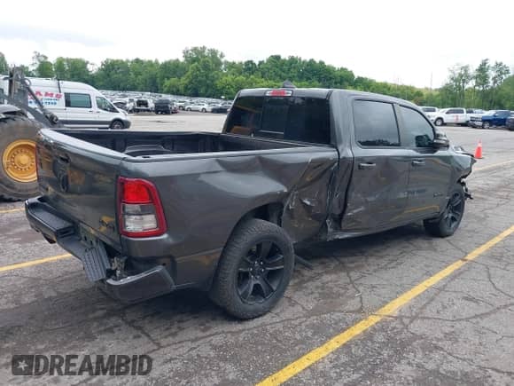 2020 Ram 1500 Big Horn z VIN 1C6SRFMT6LN103282, wystawiony jako IAAI lot #42531355 z przebiegiem 76 145 mil mil oraz . Historia ofert i sprzedaży dostępna na DreamBid. Obrazek 4.