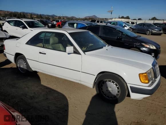 1990 Mercedes-Benz 300 CE с VIN WDBEA51D7LB092653, выставлен на аукционе Copart как лот 77023794 с пробегом 141 095 миль миль и Чистый • Clean title. История ставок и продаж доступна на DreamBid. Изображение 4.