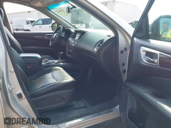 2013 Nissan Pathfinder SV z VIN 5N1AR2MMXDC678046, wystawiony jako IAAI lot #42890708 z przebiegiem 155 148 mil mil oraz . Historia ofert i sprzedaży dostępna na DreamBid. Obrazek 5.