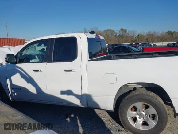 2020 Ram 1500 Big Horn z VIN 1C6RREBT8LN277897, wystawiony jako IAAI lot #41351006 z przebiegiem 50 155 mil mil oraz . Historia ofert i sprzedaży dostępna na DreamBid. Obrazek 14.