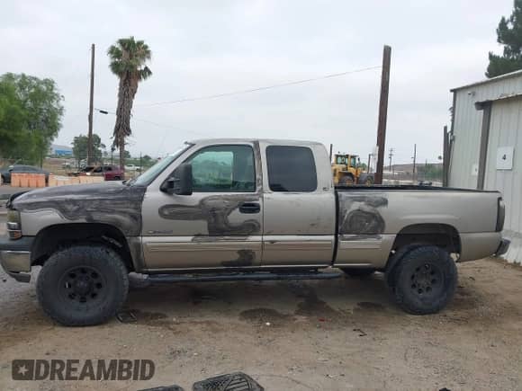 2000 Chevrolet Silverado 2500 LS z VIN 1GCGK29U9YE129993, wystawiony jako IAAI lot #42809396 z przebiegiem 219 569 mil mil oraz . Historia ofert i sprzedaży dostępna na DreamBid. Obrazek 13.