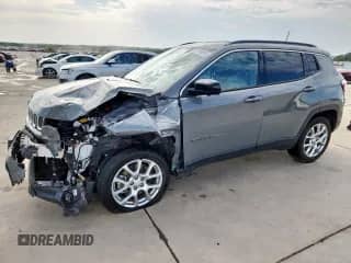 2024 Jeep Compass Latitude Lux с VIN 3C4NJDFN1RT601589, выставлен на аукционе Copart как лот 67108815 с пробегом 42 403 миль миль и Списание • Salvage title. История ставок и продаж доступна на DreamBid. Изображение 1.