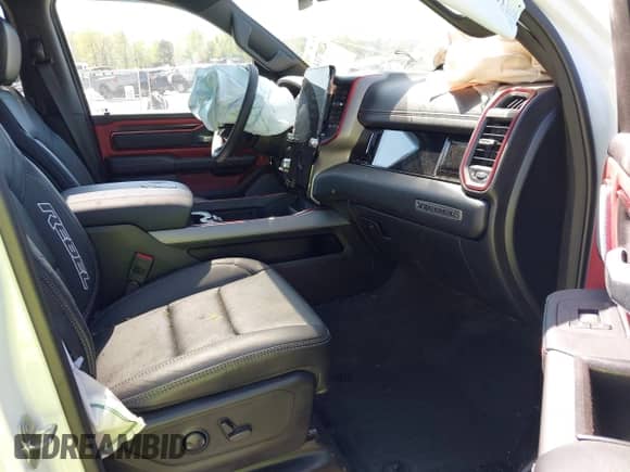 2025 Ram 1500 Rebel z VIN 1C6SRFLP8SN591735, wystawiony jako IAAI lot #42007114 z przebiegiem 3 861 mil mil oraz . Historia ofert i sprzedaży dostępna na DreamBid. Obrazek 5.