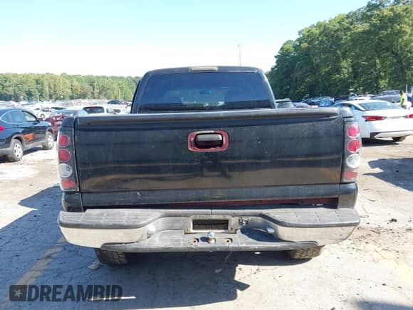 2000 Chevrolet Silverado 1500 LS z VIN 2GCEC19TXY1227986, wystawiony jako IAAI lot #43159851 z przebiegiem 300 863 mil mil oraz . Historia ofert i sprzedaży dostępna na DreamBid. Obrazek 16.