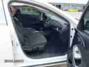 2019 Chevrolet Malibu LT z VIN 1G1ZD5ST6KF131300, wystawiony jako IAAI lot #42936837 z przebiegiem 147 189 mil mil oraz . Historia ofert i sprzedaży dostępna na DreamBid. Obrazek 5.