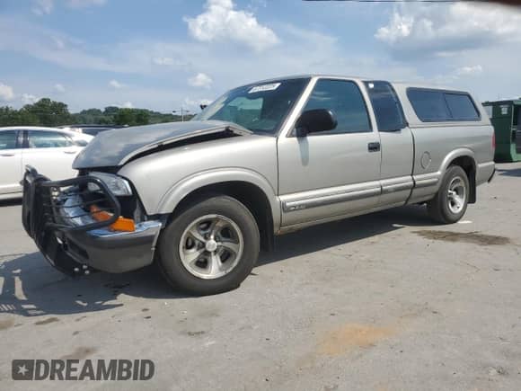 2003 Chevrolet S-10 LS z VIN 1GCCS19X238113452, wystawiony jako Copart lot #67312225 z przebiegiem 114 942 mil mil oraz Szkoda całkowita • Salvage title. Historia ofert i sprzedaży dostępna na DreamBid. Obrazek 1.