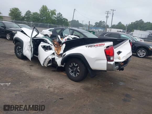 2018 Toyota Tacoma SR5 z VIN 5TFSZ5AN9JX161137, wystawiony jako IAAI lot #42857176 z przebiegiem Nie podano mil oraz . Historia ofert i sprzedaży dostępna na DreamBid. Obrazek 3.