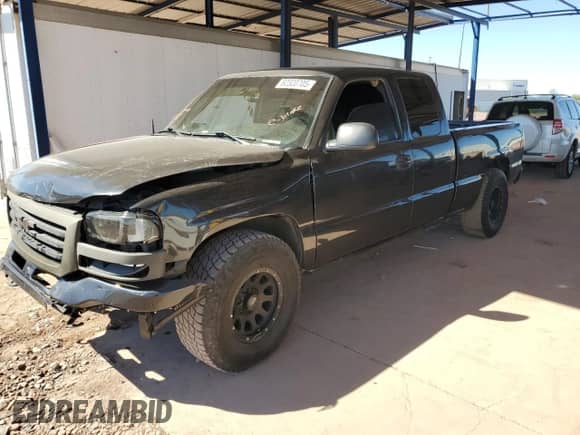 2003 GMC Sierra 1500 SLE z VIN 2GTEC19V831300489, wystawiony jako Copart lot #82320705 z przebiegiem 146 528 mil mil oraz Szkoda całkowita • Salvage title. Historia ofert i sprzedaży dostępna na DreamBid. Obrazek 1.