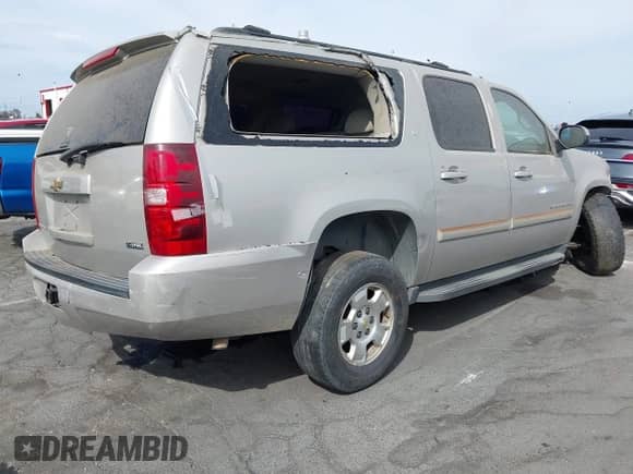 2007 Chevrolet Suburban LT with VIN 3GNFC16057G265038, listed as a IAAI auction lot 43219448 with 221,038 mi miles and . Bid and sale history available at DreamBid. Image 4.