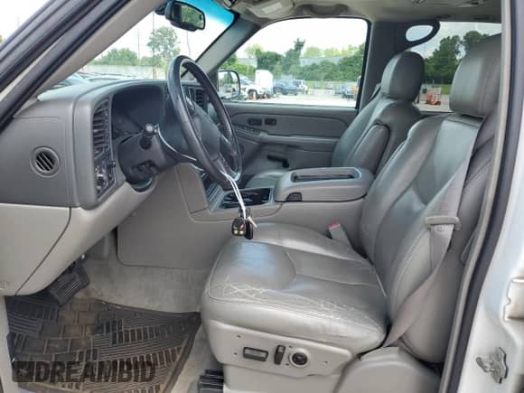2005 Chevrolet Suburban Z71 с VIN 3GNFK16Z05G116552, выставлен на аукционе Copart как лот 57557684 с пробегом 233 308 миль миль и Списание • Salvage title. История ставок и продаж доступна на DreamBid. Изображение 7.