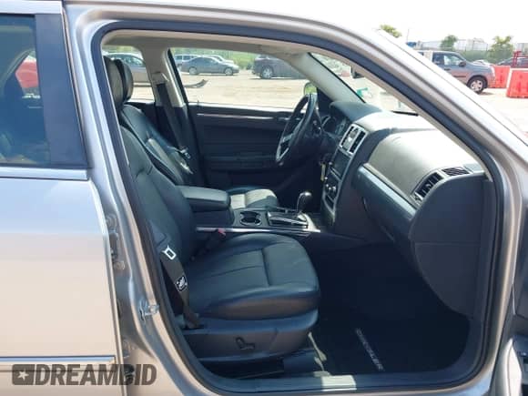 2010 Chrysler 300 Touring Signature с VIN 2C3CK5CV1AH218753, выставлен на аукционе IAAI как лот 42998305 с пробегом 83 956 миль миль и . История ставок и продаж доступна на DreamBid. Изображение 5.