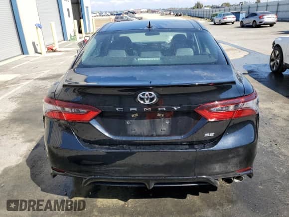 2023 Toyota Camry SE z VIN 4T1G11AK2PU816899, wystawiony jako Copart lot #71799045 z przebiegiem 52 796 mil mil oraz Czysty tytuł • Clean title. Historia ofert i sprzedaży dostępna na DreamBid. Obrazek 6.