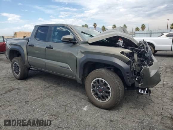 2025 Toyota Tacoma SR z VIN 3TMLB5JN0SM116426, wystawiony jako Copart lot #71132675 z przebiegiem 16 452 mil mil oraz Szkoda całkowita • Salvage title. Historia ofert i sprzedaży dostępna na DreamBid. Obrazek 4.