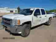 2011 Chevrolet Silverado 2500HD Work Truck z VIN 1GC1KVCG6BF233062, wystawiony jako IAAI lot #42886358 z przebiegiem 377 141 mil mil oraz . Historia ofert i sprzedaży dostępna na DreamBid. Obrazek 2.