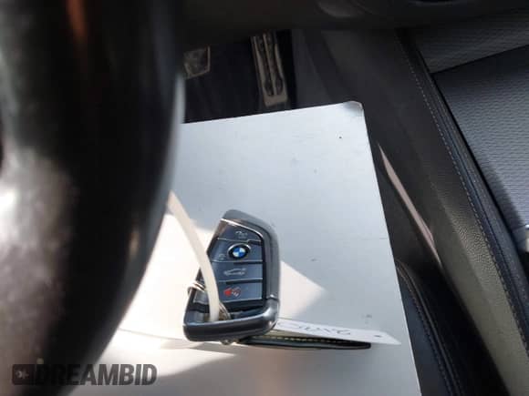 2018 BMW 5 Series M550i xDrive z VIN WBAJB9C5XJG464039, wystawiony jako IAAI lot #42114388 z przebiegiem 94 950 mil mil oraz . Historia ofert i sprzedaży dostępna na DreamBid. Obrazek 11.