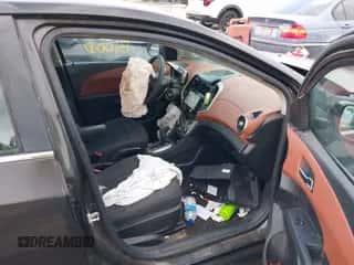 2014 Chevrolet Sonic LT z VIN 1G1JC6SH0E4222497, wystawiony jako IAAI lot #43294577 z przebiegiem 134 240 mil mil oraz . Historia ofert i sprzedaży dostępna na DreamBid. Obrazek 5.