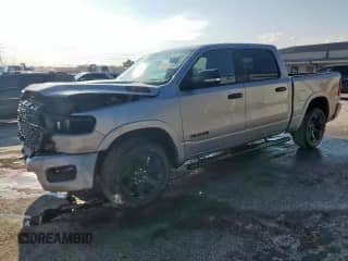2025 Ram 1500 Big Horn z VIN 1C6RREFGXSN549989, wystawiony jako Copart lot #68515485 z przebiegiem 8 055 mil mil oraz Szkoda całkowita • Salvage title. Historia ofert i sprzedaży dostępna na DreamBid. Obrazek 1.