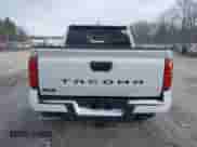 2024 Toyota Tacoma SR5 с VIN 3TYLB5JN4RT031054, выставлен на аукционе IAAI как лот 41235589 с пробегом 7 613 миль миль и . История ставок и продаж доступна на DreamBid. Изображение 16.