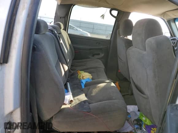 2004 Chevrolet Silverado 2500 LS z VIN 1GCGC23U94F263817, wystawiony jako Copart lot #88172035 z przebiegiem Nie podano mil oraz Szkoda całkowita • Salvage title. Historia ofert i sprzedaży dostępna na DreamBid. Obrazek 10.