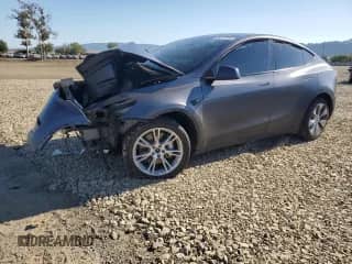 2023 Tesla Model Y Long Range z VIN 7SAYGAEE5PF903588, wystawiony jako Copart lot #70772755 z przebiegiem 26 018 mil mil oraz Szkoda całkowita • Salvage title. Historia ofert i sprzedaży dostępna na DreamBid. Obrazek 1.