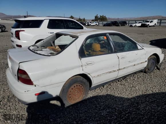 1995 Honda Accord с VIN 1HGCE6649SA026526, выставлен на аукционе Copart как лот 60058945 с пробегом Не указан миль и Списание • Salvage title. История ставок и продаж доступна на DreamBid. Изображение 3.