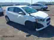 2016 Chevrolet Sonic LS z VIN 1G1JA6SG1G4178123, wystawiony jako IAAI lot #42289322 z przebiegiem 156 422 mil mil oraz . Historia ofert i sprzedaży dostępna na DreamBid. Obrazek 1.