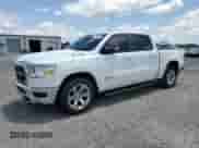 2020 Ram 1500 Big Horn z VIN 1C6RREFG6LN289012, wystawiony jako Copart lot #61009815 z przebiegiem 129 977 mil mil oraz Szkoda całkowita • Salvage title. Historia ofert i sprzedaży dostępna na DreamBid. Obrazek 1.