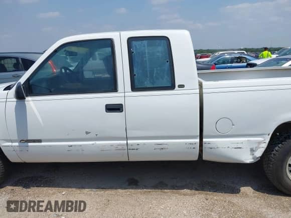 1998 Chevrolet Silverado 1500 z VIN 1GCEC19M7WE151745, wystawiony jako IAAI lot #42161857 z przebiegiem 203 640 mil mil oraz . Historia ofert i sprzedaży dostępna na DreamBid. Obrazek 6.