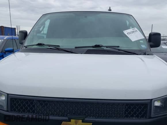 2023 Chevrolet Express Cargo z VIN 1GCWGBFP6P1182331, wystawiony jako IAAI lot #42620519 z przebiegiem 84 103 mil mil oraz . Historia ofert i sprzedaży dostępna na DreamBid. Obrazek 6.