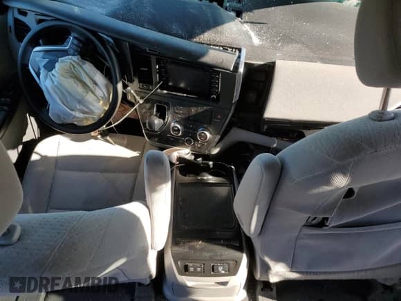 2019 Toyota Sienna LE with VIN 5TDJZ3DC9KS220186, listed as a Copart auction lot 48353315 with 196,662 mi miles and Salvage title. Bid and sale history available at DreamBid. Image 8.