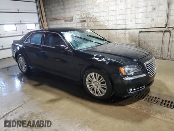2014 Chrysler 300 z VIN 2C3CCARG7EH179414, wystawiony jako Copart lot #84533035 z przebiegiem 229 070 mil mil oraz Czysty tytuł • Clean title. Historia ofert i sprzedaży dostępna na DreamBid. Obrazek 4.