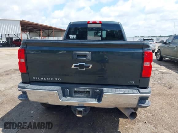 2017 Chevrolet Silverado 2500HD LTZ z VIN 1GC1KWEY0HF129767, wystawiony jako IAAI lot #42520339 z przebiegiem 179 498 mil mil oraz . Historia ofert i sprzedaży dostępna na DreamBid. Obrazek 16.