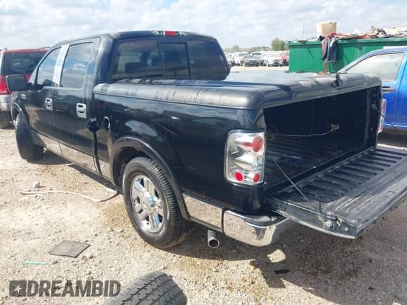 2005 Ford F-150 XLT z VIN 1FTPW12545KD56913, wystawiony jako IAAI lot #43379808 z przebiegiem 183 896 mil mil oraz . Historia ofert i sprzedaży dostępna na DreamBid. Obrazek 3.