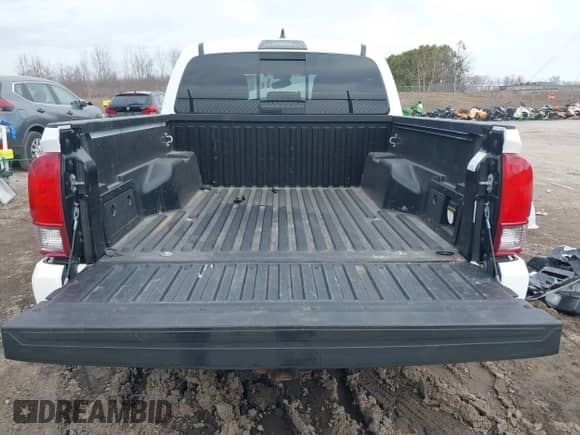 2017 Toyota Tacoma SR5 с VIN 3TMCZ5AN3HM106655, выставлен на аукционе IAAI как лот 41838777 с пробегом 63 740 миль миль и . История ставок и продаж доступна на DreamBid. Изображение 17.