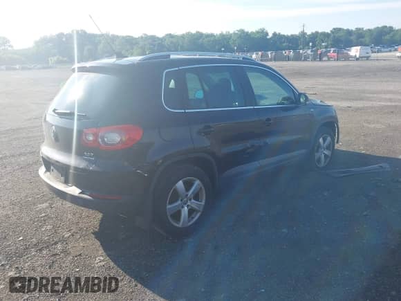 2010 Volkswagen Tiguan SE с VIN WVGBV7AX3AW537129, выставлен на аукционе IAAI как лот 42655677 с пробегом 93 487 миль миль и . История ставок и продаж доступна на DreamBid. Изображение 4.