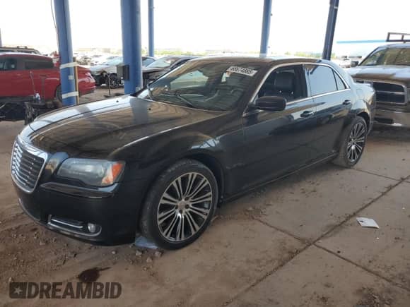 2013 Chrysler 300 S z VIN 2C3CCABG4DH561487, wystawiony jako Copart lot #68674885 z przebiegiem 148 604 mil mil oraz Szkoda całkowita • Salvage title. Historia ofert i sprzedaży dostępna na DreamBid. Obrazek 1.