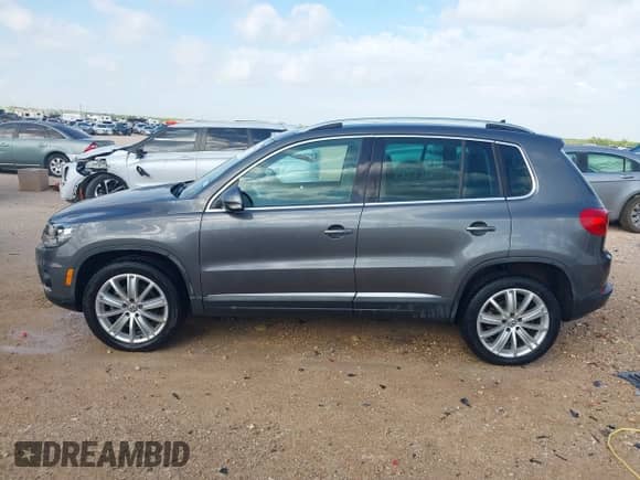 2016 Volkswagen Tiguan S z VIN WVGAV7AX4GW574940, wystawiony jako IAAI lot #42331396 z przebiegiem 81 711 mil mil oraz . Historia ofert i sprzedaży dostępna na DreamBid. Obrazek 14.