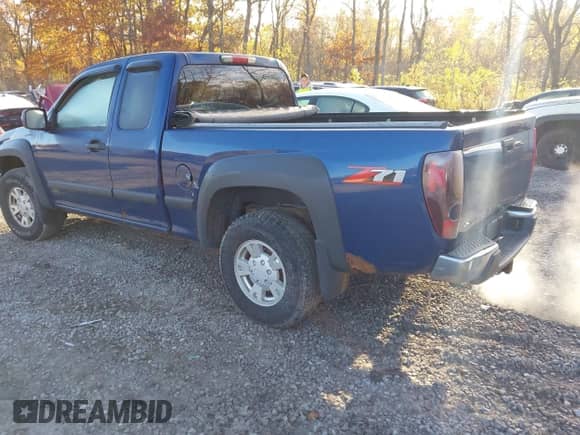 2005 Chevrolet Colorado LS Z71 z VIN 1GCDS196358124068, wystawiony jako IAAI lot #43507590 z przebiegiem 143 799 mil mil oraz . Historia ofert i sprzedaży dostępna na DreamBid. Obrazek 3.