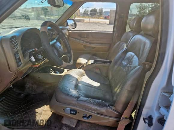 2001 Chevrolet Blazer LS with VIN 1GNDT13W312194194, listed as a Copart auction lot 85428015 with 270,730 mi miles and Clean title. Bid and sale history available at DreamBid. Image 5.