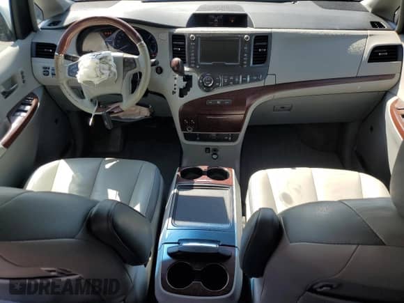 2013 Toyota Sienna XLE AAS z VIN 5TDYK3DCXDS382186, wystawiony jako Copart lot #81918395 z przebiegiem 169 316 mil mil oraz Szkoda całkowita • Salvage title. Historia ofert i sprzedaży dostępna na DreamBid. Obrazek 8.