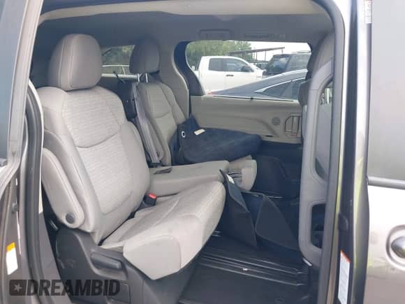 2023 Toyota Sienna LE z VIN 5TDKSKFC2PS075368, wystawiony jako IAAI lot #43087547 z przebiegiem 99 589 mil mil oraz . Historia ofert i sprzedaży dostępna na DreamBid. Obrazek 8.