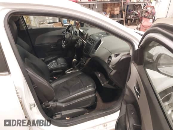 2013 Chevrolet Sonic LTZ с VIN 1G1JE5SH0D4226813, выставлен на аукционе IAAI как лот 43566817 с пробегом 157 459 миль миль и . История ставок и продаж доступна на DreamBid. Изображение 5.