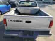 2001 Dodge Dakota z VIN 1B7FL26X71S150095, wystawiony jako Copart lot #69853224 z przebiegiem 99 736 mil mil oraz Czysty tytuł • Clean title. Historia ofert i sprzedaży dostępna na DreamBid. Obrazek 10.