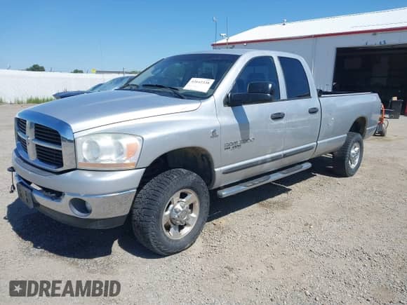 2006 Dodge 2500 ST z VIN 1D7KS28C26J223534, wystawiony jako IAAI lot #42642338 z przebiegiem 137 742 mil mil oraz . Historia ofert i sprzedaży dostępna na DreamBid. Obrazek 19.