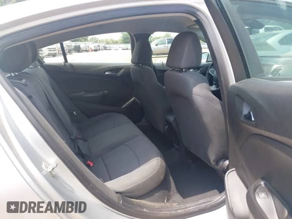 2019 Chevrolet Cruze z VIN 1G1BJ5SM3K7106402, wystawiony jako IAAI lot #42422526 z przebiegiem 104 627 mil mil oraz . Historia ofert i sprzedaży dostępna na DreamBid. Obrazek 8.