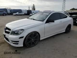 2012 Mercedes-Benz C 350 z VIN WDDGJ5HB9CF764743, wystawiony jako Copart lot #45793575 z przebiegiem 139 891 mil mil oraz Szkoda całkowita • Salvage title. Historia ofert i sprzedaży dostępna na DreamBid. Obrazek 1.