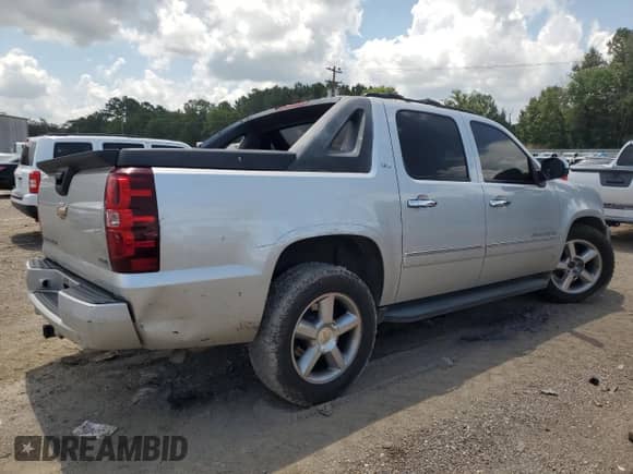 2011 Chevrolet Avalanche LTZ z VIN 3GNTKGE3XBG323125, wystawiony jako Copart lot #63481755 z przebiegiem 146 617 mil mil oraz Szkoda całkowita • Salvage title. Historia ofert i sprzedaży dostępna na DreamBid. Obrazek 3.