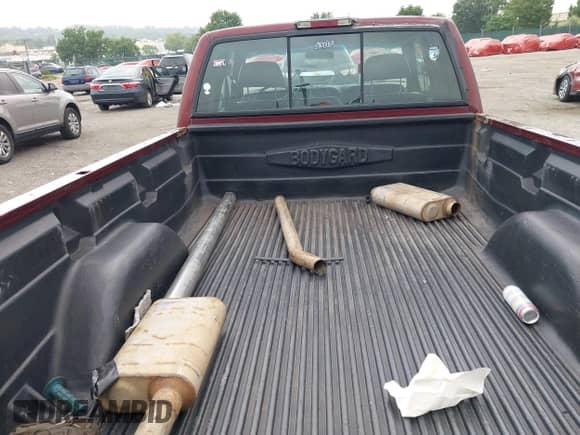 1998 Chevrolet Silverado 2500 z VIN 1GCGC29R5WE213122, wystawiony jako IAAI lot #42668999 z przebiegiem 124 972 mil mil oraz . Historia ofert i sprzedaży dostępna na DreamBid. Obrazek 12.